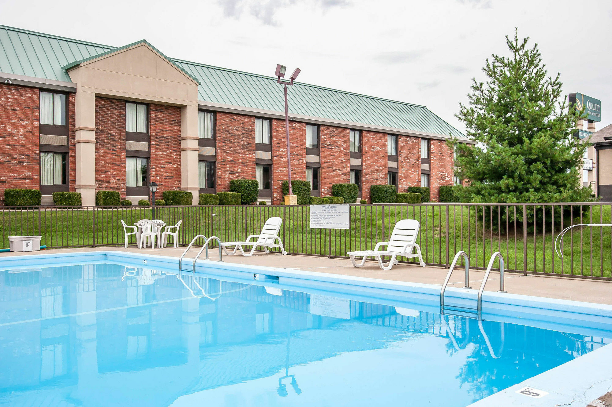 Quality Inn & Suites North Springfield Exterior photo